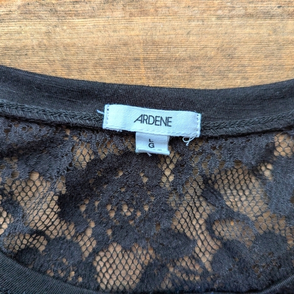 Black tee with lace detail - Picture 3 of 3